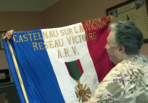 Jeanne Robert avec le drapeau du réseau Victoire
