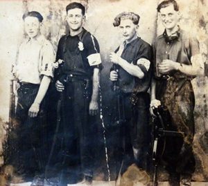Quatre jeunes réfractaires au STO passés dans la résistance posent avec le sourire et leurs armes