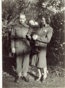 en 1940 avec son mari, Charles Cormeau, né à Londres de parents belges francophoniques, tué lors du Blitz de Londres