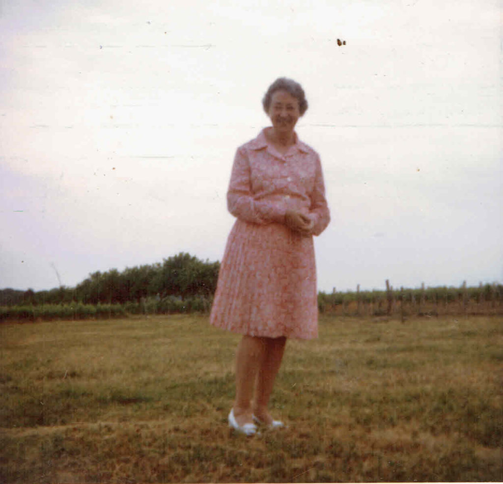 Yvonne de retour sur les lieux de son parachutage dans les années 70