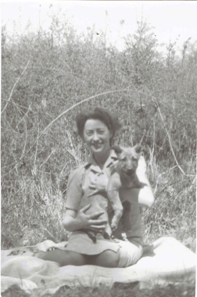 1946 en Allemagne. Yvonne câline «Lassie» le chiot de George Starr