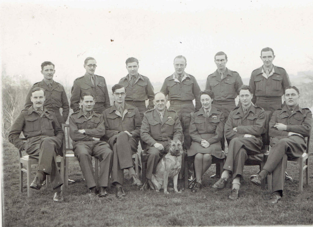 Après la guerre avec d'autres agents du SOE (au centre, George Starr)