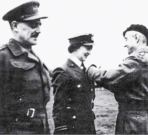 le colonel « Hilaire » et le capitaine « Annette » reçoivent des mains du colonel Monnet