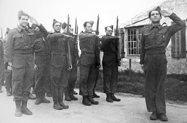 158 eme RI. présentation armes
