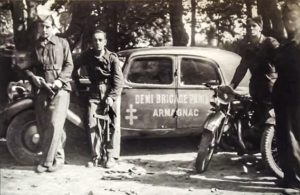 Des hommes du Bataillon de l'Armagnac devant une voiture