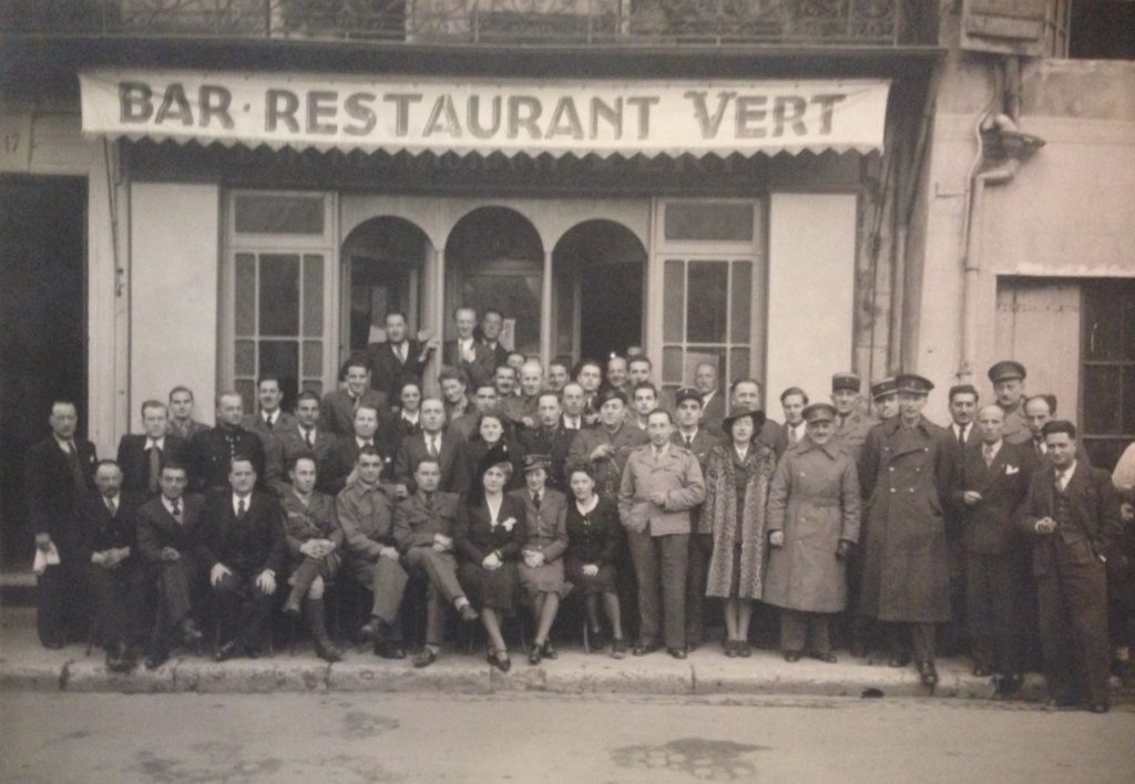 Les membres de Victoire à la fin de la guerre posent devant un restaurant d'agen