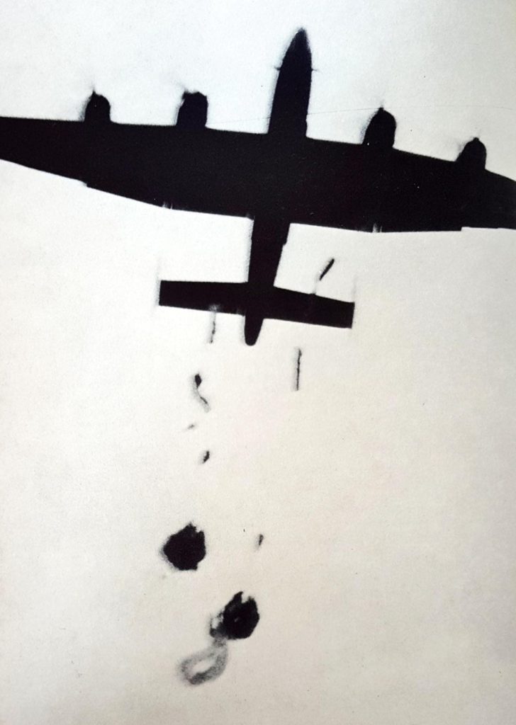 Un avion parachute des armes